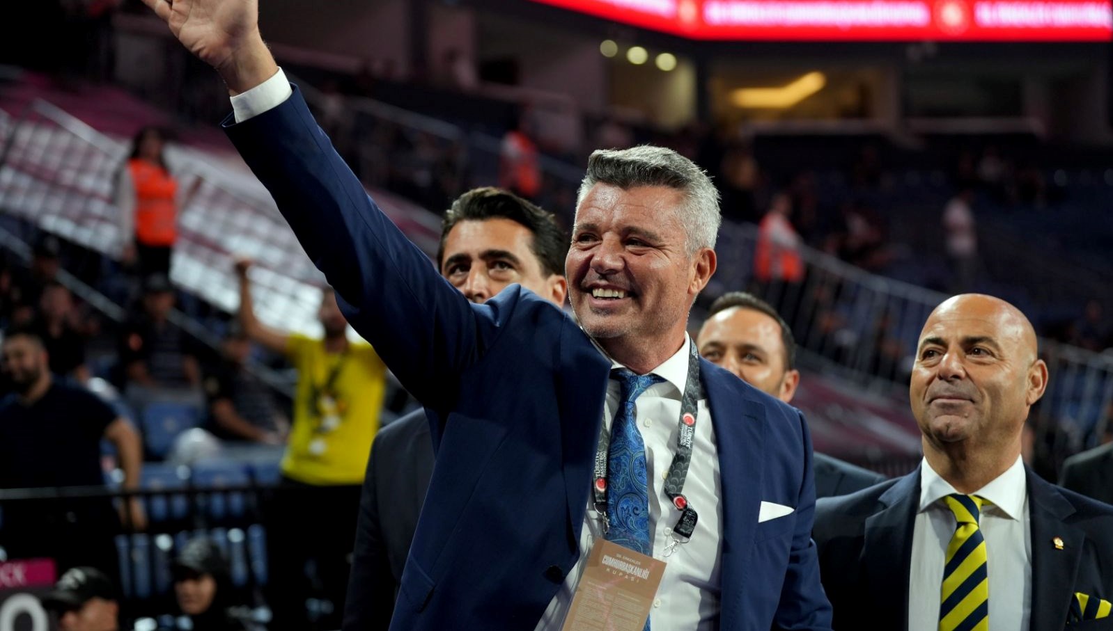 ben degil ali bey kupayi kaldirsin demisti sadettin saran finalde takimini yalniz birakmadi Y9vmwURZ