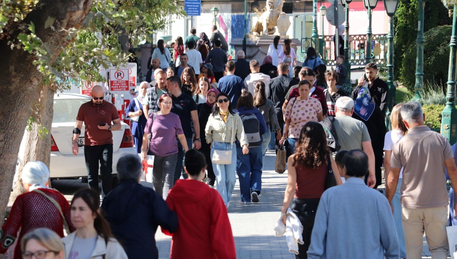 guzel havayi firsat bilen vatandaslar carsiyi doldurdu bTk3VmLj