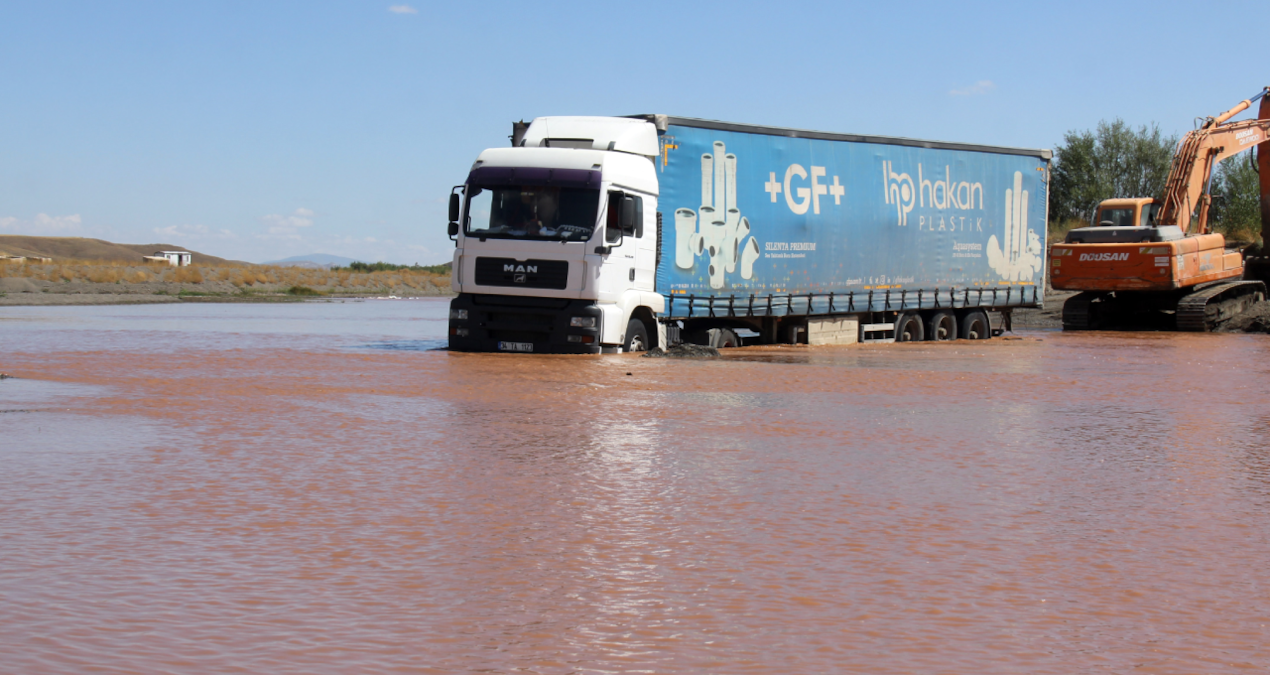 kizilirmakta kuma saplanan tir 2 gun sonra cikarildi XbUCR1iG