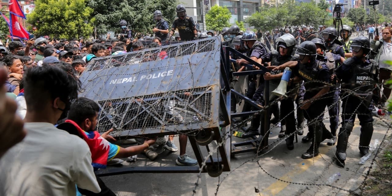 nepalde hukumeti protesto edenlere ates acildi en az 14 olu LT3e1pX4