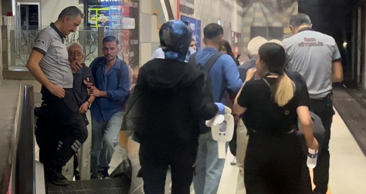 ogrencilerin sakasi yasli adami raylara dusurdu metroda korku dolu dakikalar BtJautcF