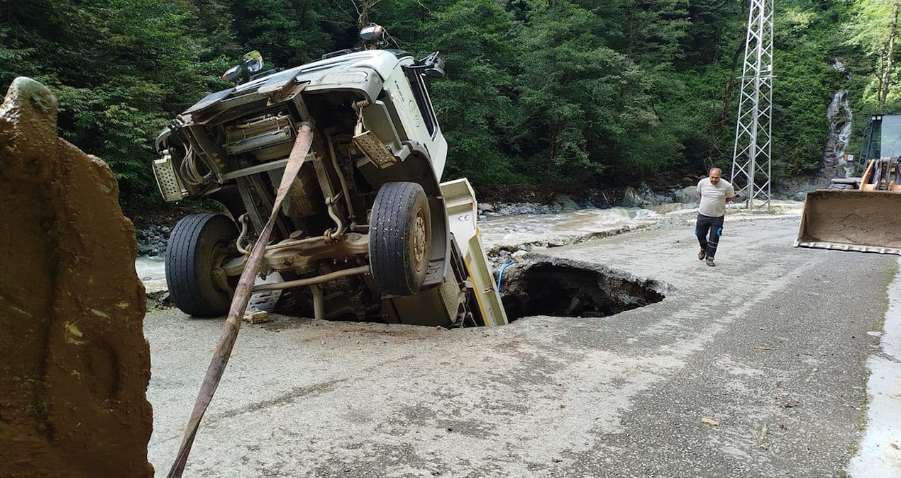 yol yarildi kamyon icine gomuldu wj7JauWv