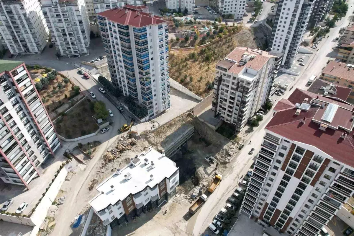 ankarada insaatta toprak kaymasi nedeniyle bina bosaltildi 4VdySppH.jpg