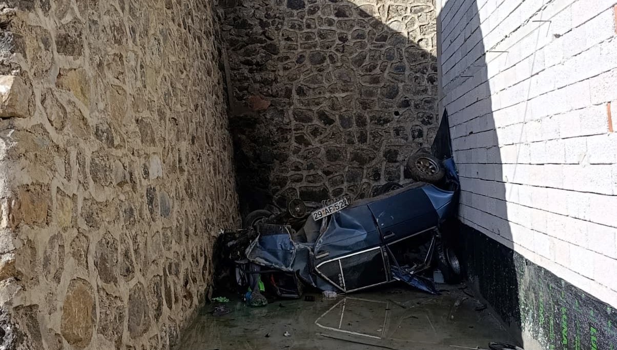 gumushanede otomobil istinat duvarini asip otoparka dustu 8rAU5KVW.jpg