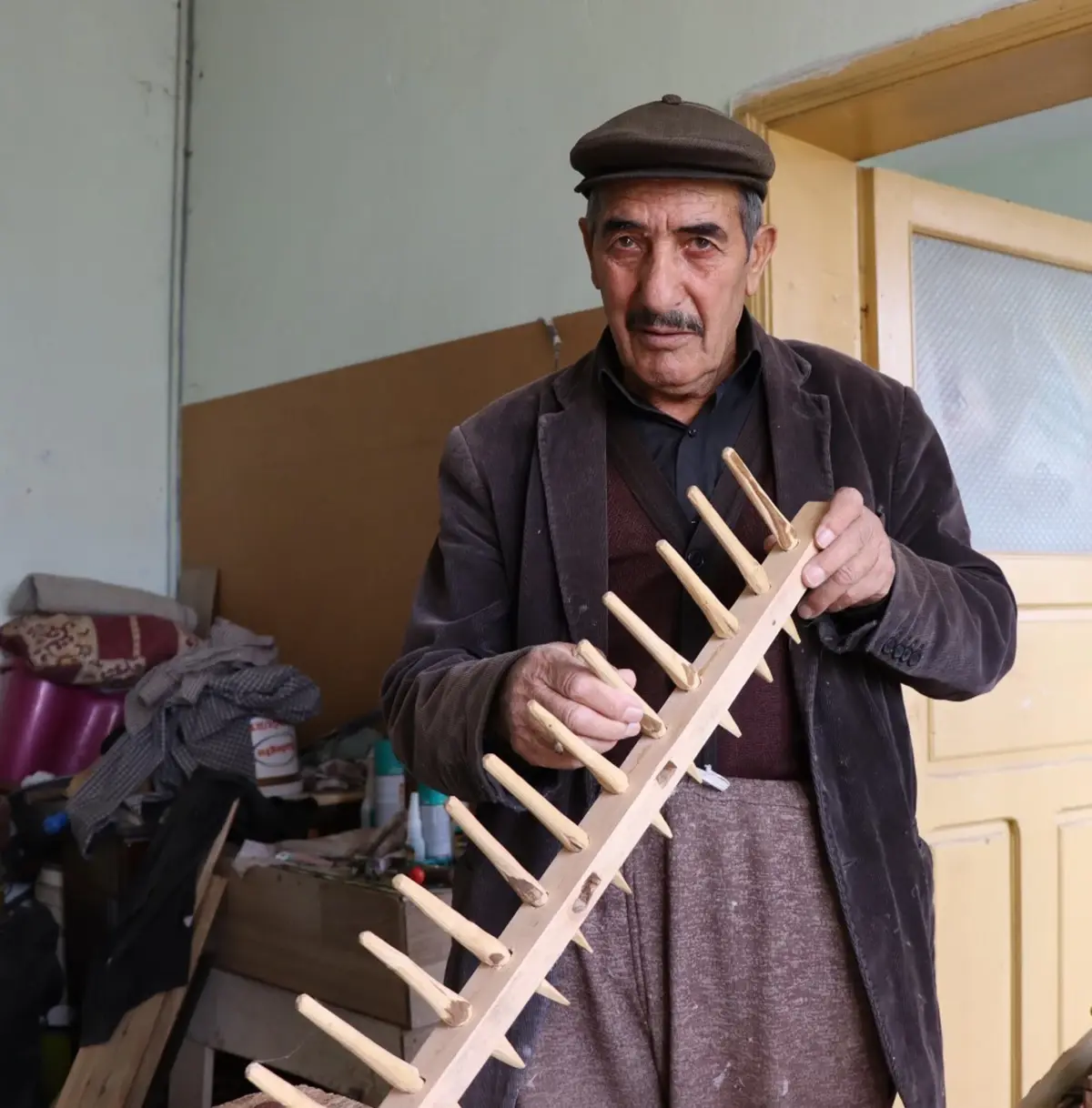 husamettin aras atik tahtalardan urunler imal ederek gecimini sagliyor fspayzs8.jpg