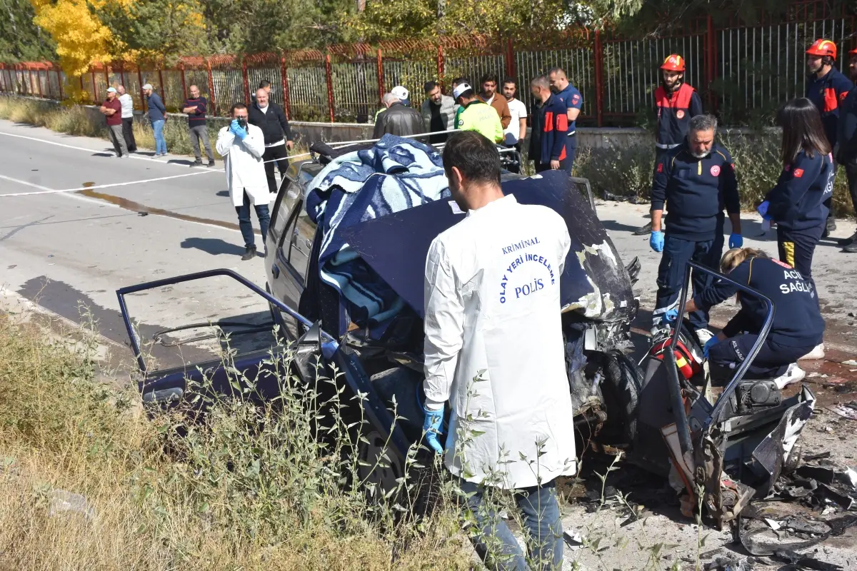 sivasta trafik kazasi 1 olu 1 yarali KjWsIsOf.jpg