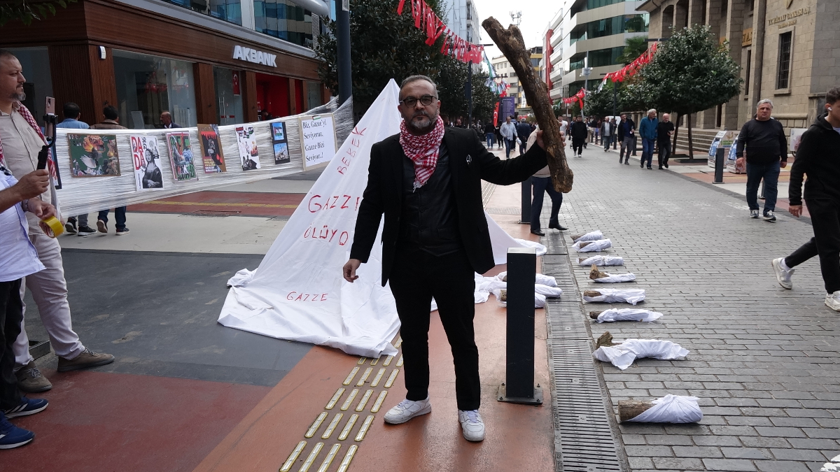 trabzonda gazzede olen bebeklere dikkat cekmek icin kefen giyip eylem yapti 6FKQsdPx