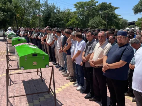 Bir aile yok oldu antalyadaki feci kazada hayatini kaybeden 5 kisi son yolculuguna ugurlandi P753sTrV