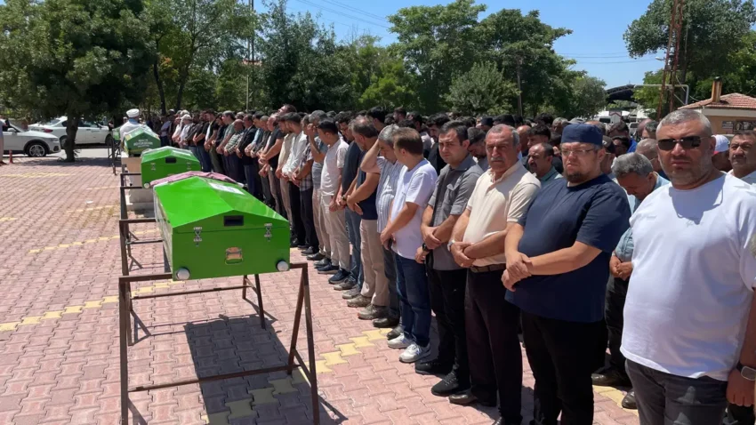 Bir aile yok oldu antalyadaki feci kazada hayatini kaybeden 5 kisi son yolculuguna ugurlandi P753sTrV