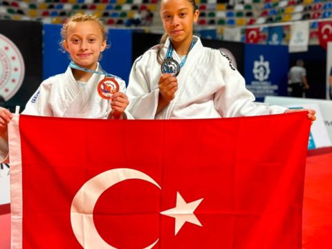 Sakaryali sporcular judo ve gureste kursunun sahibi oldu Nwi86DI5